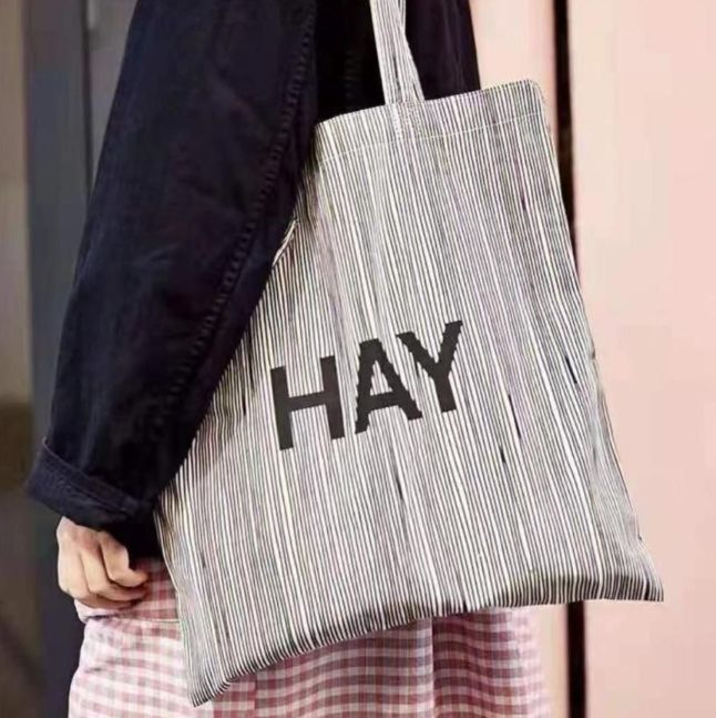 HAY ヘイ トートバッグ キャンバス こちらの商品はHAY海外(中国や韓国など)直営店で購入した正規品です。 デンマークの人気ブランドHAYの非売限定トートバッグです。 ストライプ柄です。 下記サイ